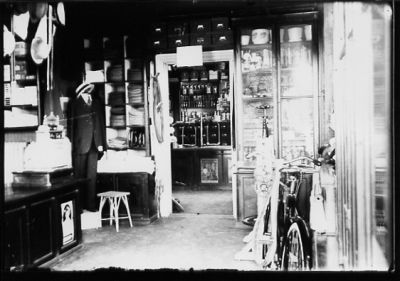 Affärsinredning.
Nyckelord: Affär Kassaapparat