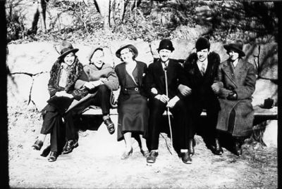 3 män och 3 kvinnor sittande på bänk.
Nyckelord: Dräkt Bänk