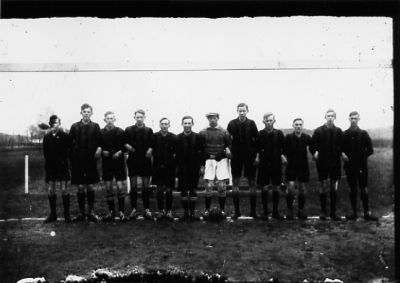 12 män stående i fotbollskläder.
Nyckelord: Fotboll