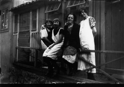 4 kvinnor framför byggnad.
Nyckelord: Räcke Byggnad