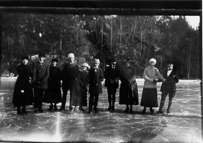 5 män och 5 kvinnor stående på skridskor.
Nyckelord: Skridskor