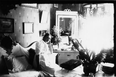 Kvinna sittande i rum.
Nyckelord: Spegel Tavla