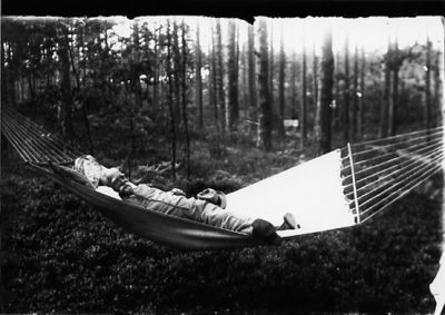 Man liggande i hängmatta.
