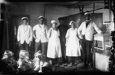 3 män och 2 kvinnor stående i mejeri.
Nyckelord: Mjölkså