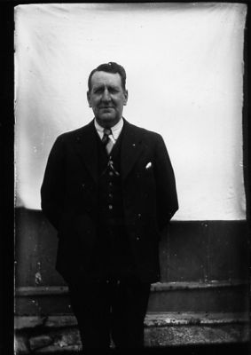 Man stående vid vägg.
