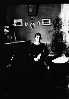 Kvinna sittande i rum.
Nyckelord: Klocka Tavla