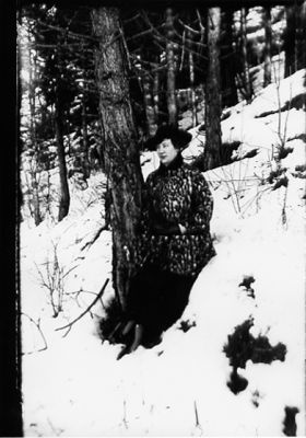 Kvinna stående i snön i skogsbacke.
Nyckelord: Berg Skog Vinter