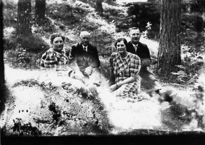 2 män och 2 kvinnor sittande i skogsbacke.
Nyckelord: Skogsbacke