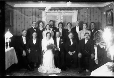 Brudfölje samlade i rum.
Nyckelord: Lampa Tapet