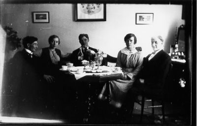 3 män och 2 kvinnor sittande runt kaffebord.
Nyckelord: Tavla Flaska Kaffe