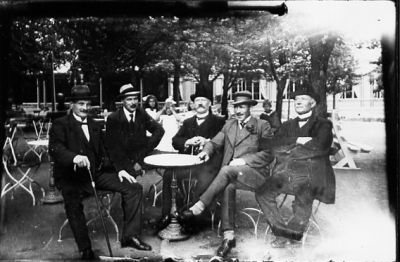 5 män sittande i servering.
Nyckelord: Serveringsmöbler Käpp