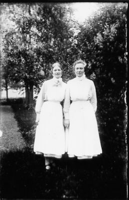 2 kvinnor stående i park.
Nyckelord: Park Träd