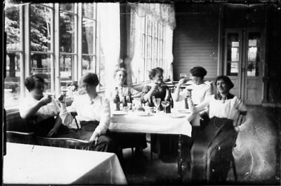 6 kvinnor sittande i servering inomhus.
Nyckelord: Servering Flaska