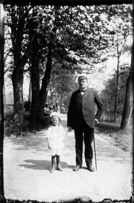 Man och pojke stående på väg.
Nyckelord: Käpp