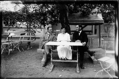 2 män och 1 kvinna sittande i serveringsmöbel.
Nyckelord: Trädgårdsmöbel