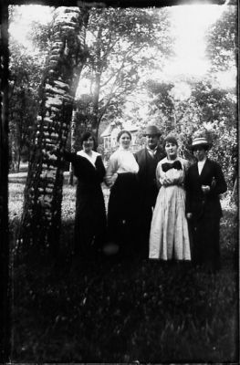 2 män och 3 kvinnor stående i park.
