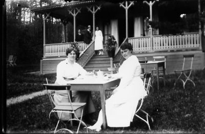 2 kvinnor sittande vid kaffebord i utomhusservering.
Nyckelord: Servering Kaffe