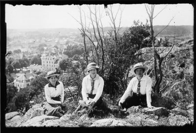 3 kvinnor sittande på berg med stadsvy i bakgrunden.
Nyckelord: Utsikt Stadsvy