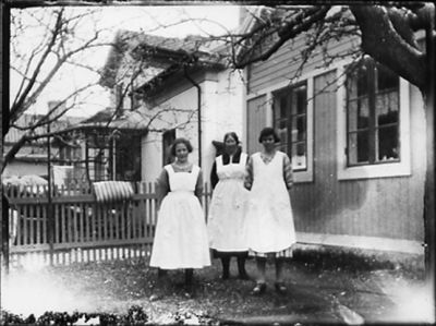 3 kvinnor stående på tomt framför byggnad.
Nyckelord: Staket Bostad