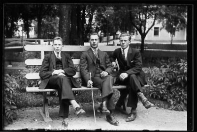 3 män sittande på parkbänk.
Nyckelord: Parkbänk Käpp