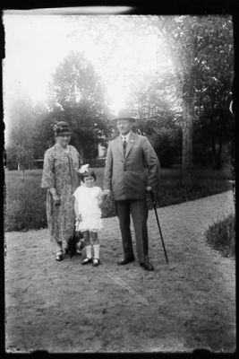 Man, kvinna och flicka stående i park.
Nyckelord: Käpp Park