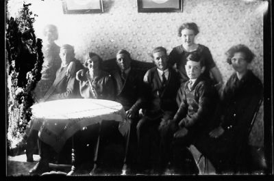 4 män och 2 kvinnor sittande och 2 kvinnor stående i rum.
Nyckelord: Tavla Tapet