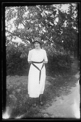 Kvinna stående i naturen.
Nyckelord: Växtlighet Gång