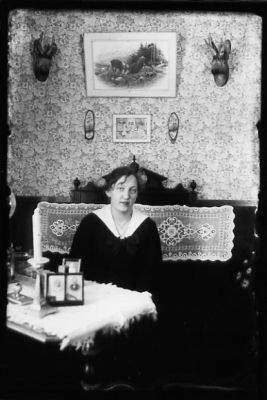 Kvinna sittande i rum.
Nyckelord: Trofé Tavla Tapet