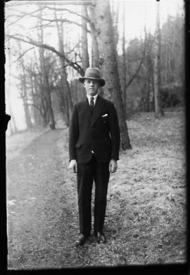 Man stående på stig.
