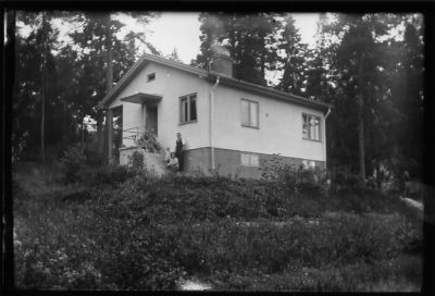 Byggnad i slänt.
