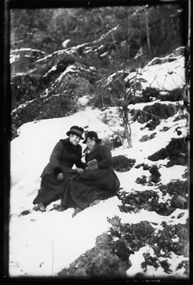 2 kvinnor sittande i snön på berg.
Nyckelord: Berg Vinter