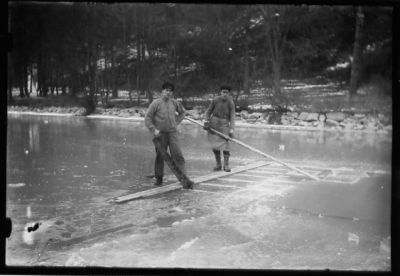 2 män stående på is med såg i handen.
Nyckelord: Issåg Vinter