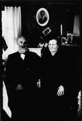 Man och kvinna sittande i rum.
Nyckelord: Fotografi