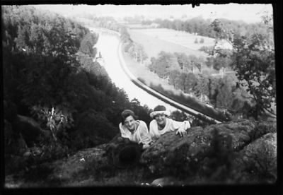 2 kvinnor sittande på berg med vattendrag i bakgrunden.
Nyckelord: Utsikt