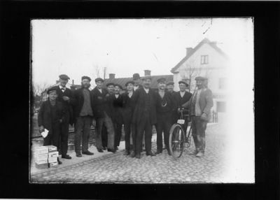 13 män stående på bro.
Nyckelord: Cykel Kullersten Bro