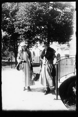 2 kvinnor stående vid bro.
Nyckelord: Väska Bro Räcke