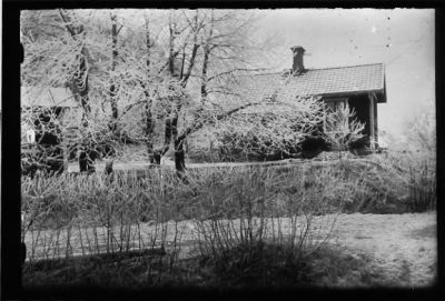Byggnad i vinterskrud.
Nyckelord: Vinter