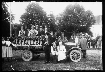 Ett antal personer samlad på och vid lastbil.
Nyckelord: Bil Budkavlebil