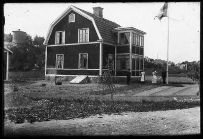 Byggnad på tomt.
Nyckelord: Flaggstång Flagga