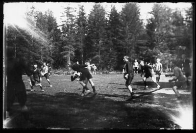 Fotbollsspelare på fotbollsplan.
