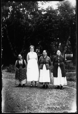 4 kvinnor stående på grusgång.
Nyckelord: Grusgång Uniform