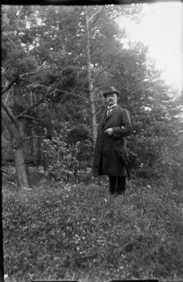 Man stående i skogsbacke.
Nyckelord: Natur