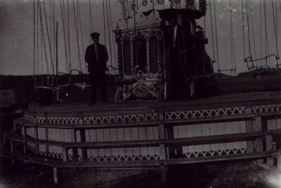 Man stående på karusell.
