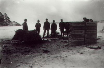 6 män stående på isen.
Nyckelord: Spark Vinter