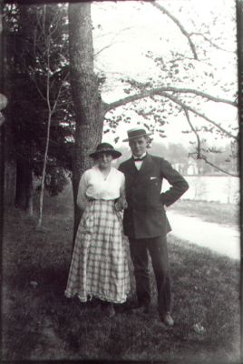 Man och kvinna stående vid vattendrag.
