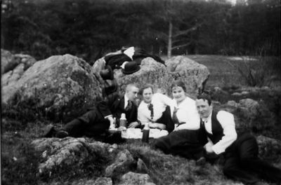 2 män och 2 kvinnor sittande på backen med kaffekorg.
Nyckelord: Kaffe Natur Picnic Termos