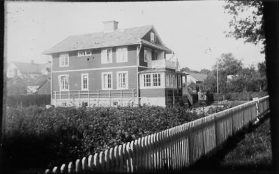 Byggnad på tomt.
Nyckelord: Staket Trädgård