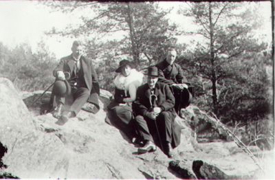 3 män och 1 kvinna sittande på berg.
Nyckelord: Käpp Berg