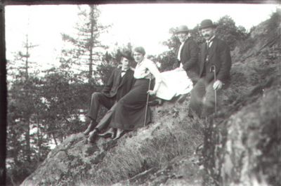 2 män och 2 kvinnor sittande på berg.
Nyckelord: Käpp Berg