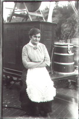 Kvinna sittande på pall på ett båtdäck.
Nyckelord: Båt Berg